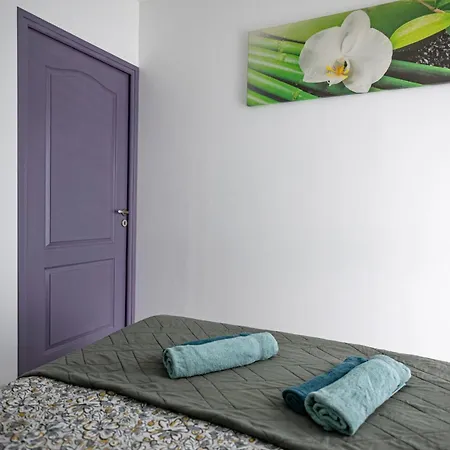 Abracadabra Flat France Suisse סאן לואיס